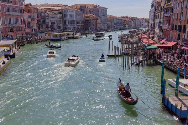 Venice Italy April 2023 Boats Transporting Tourists Passing Beautiful Facades — Stock Photo, Image