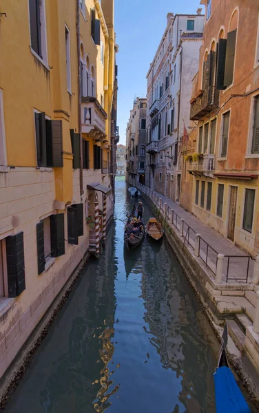 Venedik Talya Nisan 2023 Bir Gondolcu Venedik Tarihi Merkezinde Dolambaçlı — Stok fotoğraf