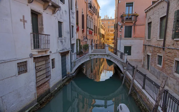 Venice Italië April 2023 Kleine Brug Boog Een Grachtengordel Belichaming — Stockfoto
