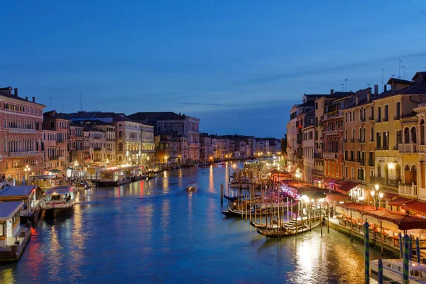 Venedik, İtalya - 10 Nisan 2023 Büyük Kanal 'a sakin bir alacakaranlık iniyor, romantik atmosferi güçlendiren yumuşak, mistik bir parıltı yayıyor..