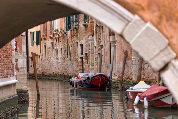 Venedig Italien April 2023 Kleine Bogenbrücke Einer Kanalstraße Die Den — Stockfoto
