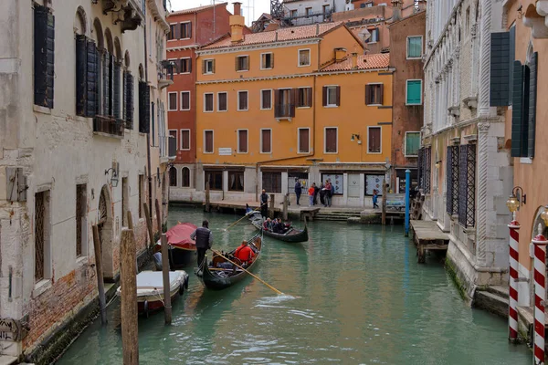 Venedik Talya Nisan 2023 Bir Gondolcu Venedik Tarihi Merkezinde Dolambaçlı — Stok fotoğraf