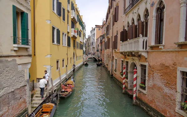 Venecia Italia Abril 2023 Pequeño Puente Arco Cruce Una Calle — Foto de Stock