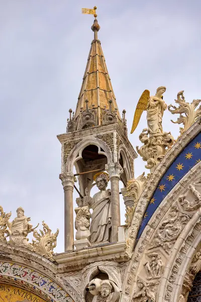 Venice Italië April 2023 Ingewikkelde Decoratieve Elementen Gevel Van Basiliek — Stockfoto