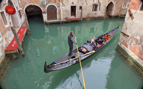 Venezia Italia Aprile 2023 Gondoliere Naviga Abilmente Canale Tortuoso Nel — Foto Stock