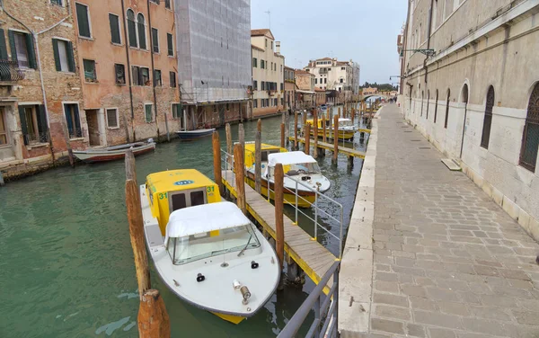 Venice Italy April 2023 Anchored Ambulance Boats Old City Center — Stock Photo, Image