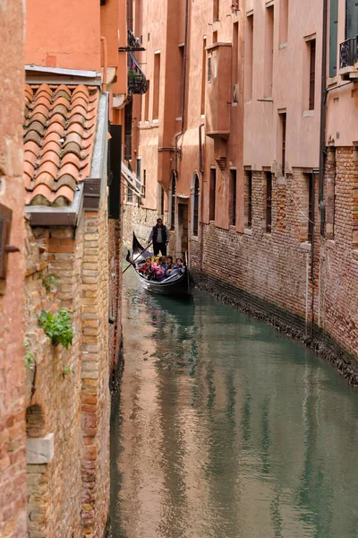 Venecia Italia Abril 2023 Gondolero Navega Hábilmente Por Sinuoso Canal — Foto de Stock