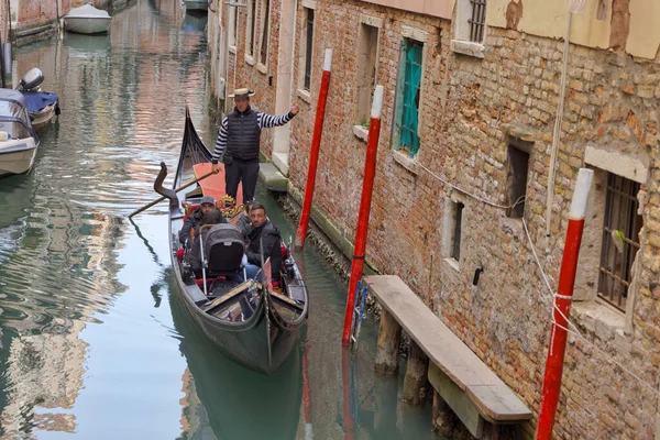 Venice Włochy Kwiecień 2023 Gondolier Umiejętnie Nawiguje Krętym Kanałem Historycznym — Zdjęcie stockowe