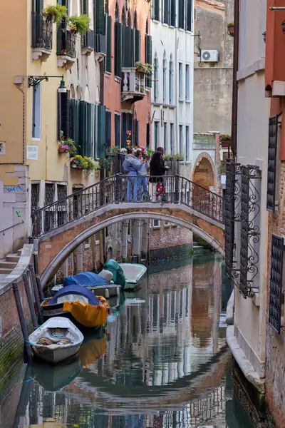 Venice Talya Nisan 2023 Bir Kanal Caddesinde Kemer Köprüsünden Geçmek — Stok fotoğraf