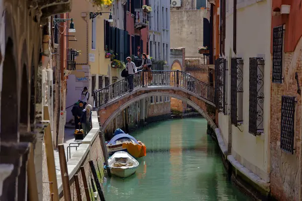 Вениция Италия Апреля 2023 Года Люди Пересекающие Небольшой Арочный Мост Стоковая Картинка