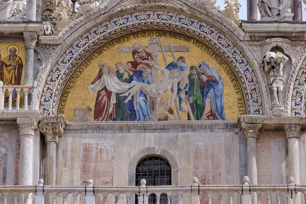 Venska Italien April 2023 Intrivera Dekorativa Element Fasaden Saint Marks Royaltyfria Stockbilder