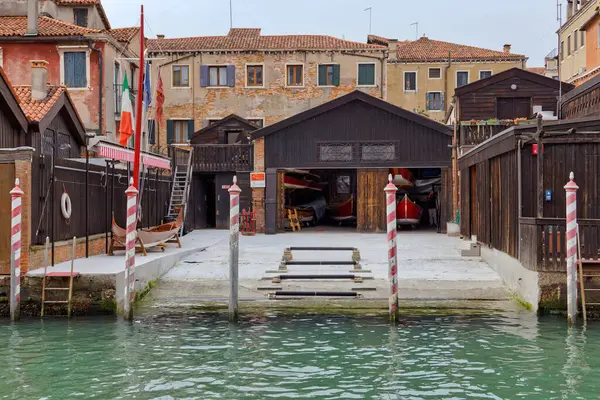 Venice Italië April 2023 Een Uniek Uitzicht Een Gondelopslag Reparatiewerkplaats Rechtenvrije Stockafbeeldingen