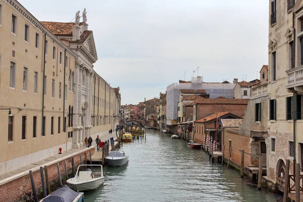 Venice Włochy Kwiecień 2023 Stary Kanał Zabytkowym Centrum Wenecji Oferujący Zdjęcie Stockowe