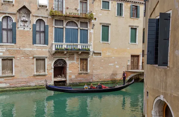 Βενετια Ιταλια Απριλιου 2023 Ένας Γονδολιέρης Πλοηγείται Επιδέξια Ένα Ελικοειδές Royalty Free Φωτογραφίες Αρχείου