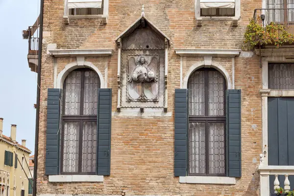 Wencja Włochy Kwiecień 2023 Stara Płaskorzeźba Ścianie Domu Przedstawiająca Skrzydlatego Zdjęcie Stockowe