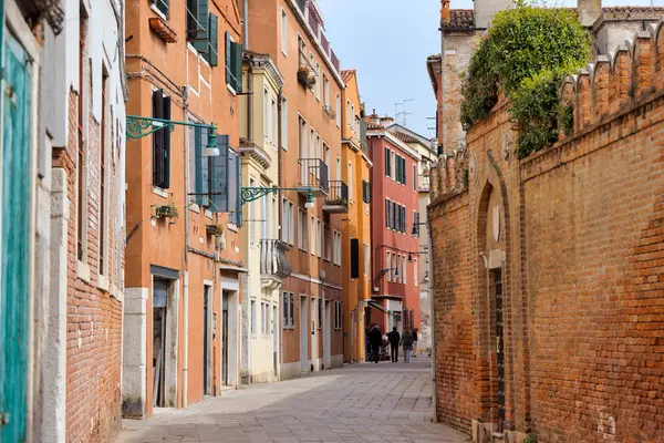 Venedik, İtalya - 11 Nisan 2023: Venices tarihi merkezinde eski bir cadde, bu ikonik şehrin zamansız cazibesine bir bakış sunuyor..