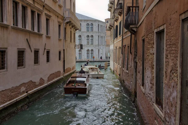 Venice Italy April 2023 Gondolier Skillfully Navigates Winding Canal Venices — Stock Photo, Image