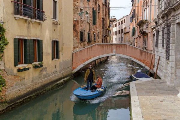 Venedig Italien April 2023 Kleines Boot Überquert Bogenbrücke Einer Kanalstraße Stockbild