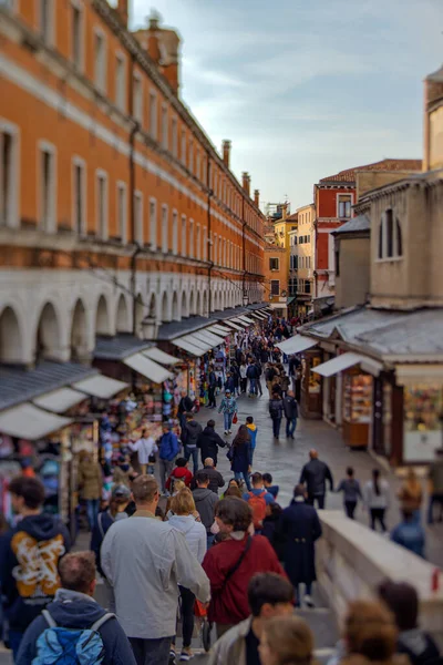 Venice Italy April 2023 Tourists Stroll Narrow Venetian Alley Flanked — Stock Photo, Image