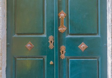 Dubrovnik Hırvatistan 'da bir ortaçağ evinin klasik ahşap giriş kapıları.