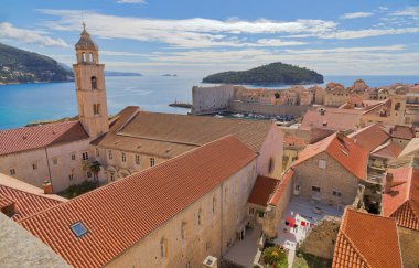 Dubrovnik Hırvatistan 'ın tarihi kent duvarlarından çarpıcı bir hava perspektifi yansıtıyor.