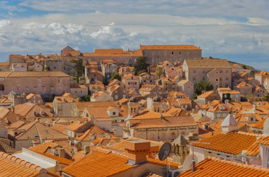 Dubrovnik Hırvatistan 'ın tarihi kent duvarlarından çarpıcı bir hava perspektifi yansıtıyor.