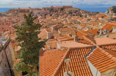 Dubrovnik Hırvatistan 'ın tarihi kent duvarlarından çarpıcı bir hava perspektifi yansıtıyor.