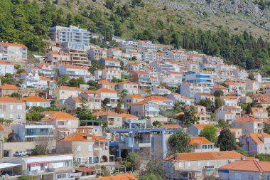 Dubrovnik teleferik baz istasyonu ve Srdj Dağı 'nın altındaki modern yerleşim alanı manzarası.