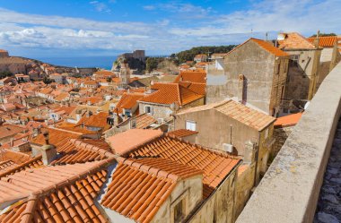Dubrovnik Hırvatistan 'ın tarihi kent duvarlarından çarpıcı bir hava perspektifi yansıtıyor.