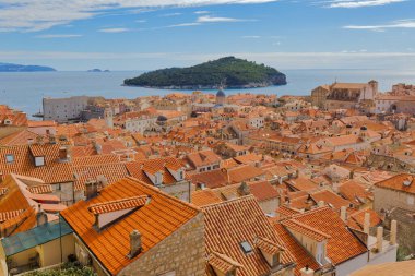 Dubrovnik Hırvatistan 'ın tarihi kent duvarlarından çarpıcı bir hava perspektifi yansıtıyor.