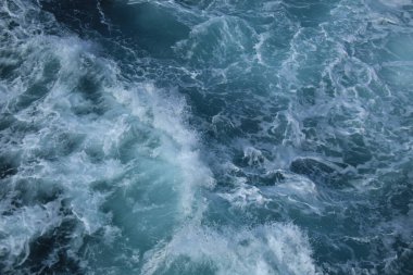 Su kıyıya vuruyor.