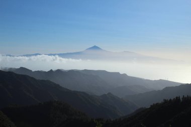 Teide Dağı La Gomera adasından görüldü.