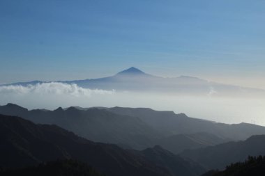 Teide Dağı La Gomera adasından görüldü.