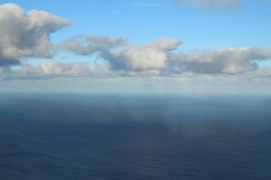 Okyanusun üzerindeki güzel bulutların havadan görünüşü