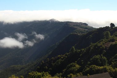 El Hierro 'da mavi bulutlu güzel dağ manzarası