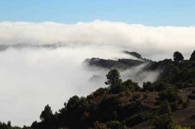 El Hierro 'da mavi bulutlu güzel dağ manzarası