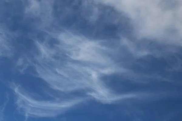 Beyaz bulutlu mavi gökyüzü