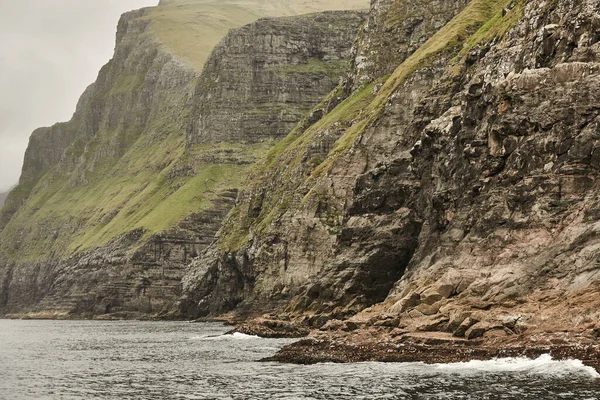 Picturesque Green Cliffs Atlantic Ocean Coastline Faroe Islands — Stock Photo, Image