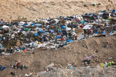 Açık hava çöplüğü. Plastik atık kirliliği. Çöpleri geri dönüştürüyorum. Kozumerizm