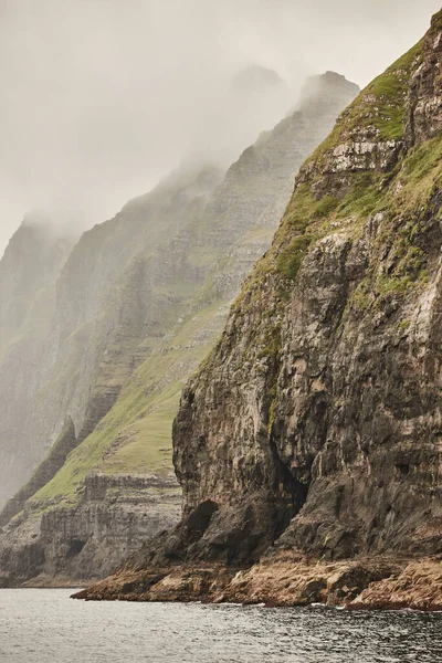 Faroe Adalarındaki Yeşil Kayalık Kıyı Şeridi Atlantik Okyanusu — Stok fotoğraf