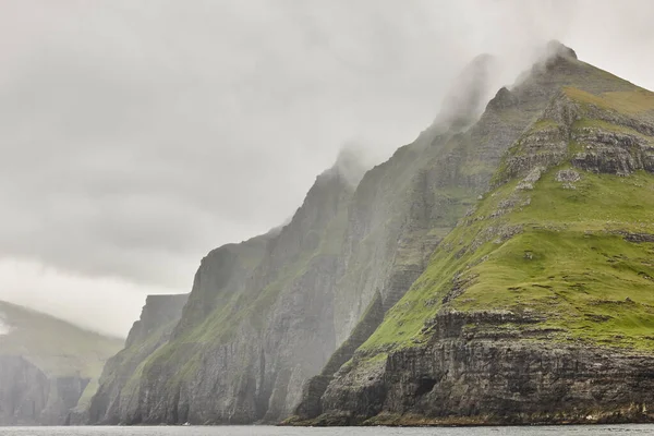 Mgliste Zielone Klify Krajobraz Atlantycki Ocean Wyspach Owczych — Zdjęcie stockowe