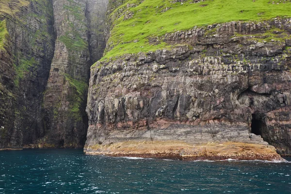 Malerische Grüne Klippen Und Atlantik Auf Den Färöer Inseln — Stockfoto