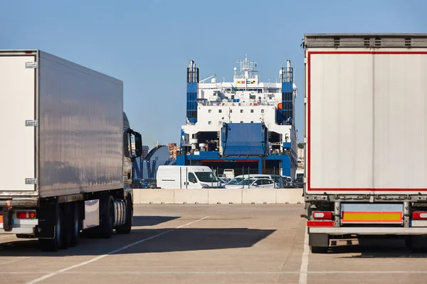 Transporte Industria Logística Camiones Embarcaciones Listos Para Ser Cargados — Foto de Stock