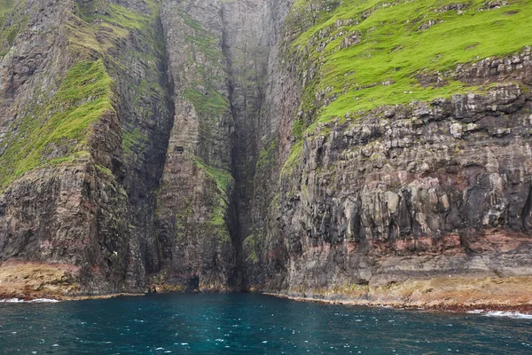 Ohromující Zelené Útesy Jeskyně Atlantickém Oceánu Faerských Ostrovech — Stock fotografie
