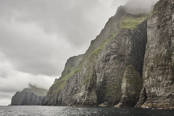 Dramatische Groene Kliffen Een Bewolkte Dag Faeröer — Stockfoto