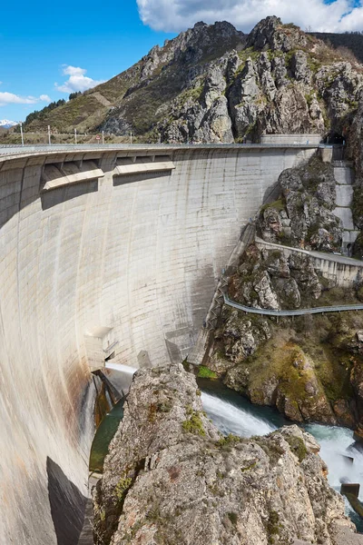 Dam Afvoerwater Riano Hydraulische Kracht Castilla Leon Spanje — Stockfoto
