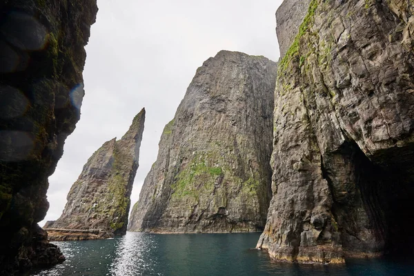 Faroe Adalarında Atlantik Okyanusu Nda Çarpıcı Yeşil Kayalıklar Mağara — Stok fotoğraf