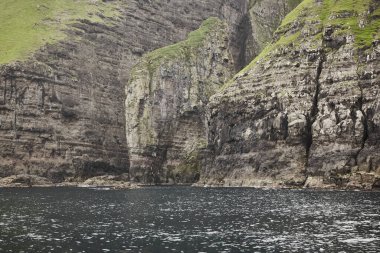 Vestmanna bölgesinde Faroe adaları deniz kayalıkları. Streimoy adası, Danimarka