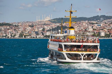 Boğazdaki turist feribotu. İstanbul 'daki Camlica Camii. Türkiye