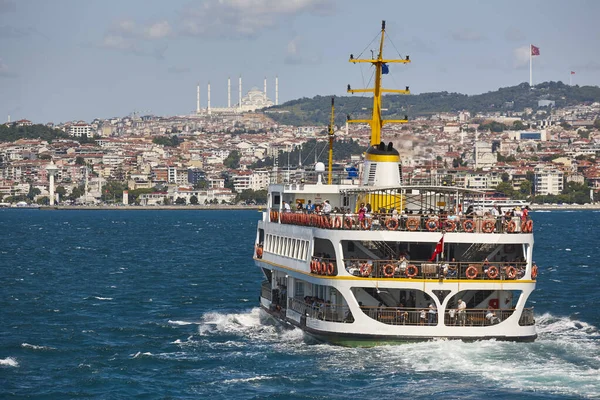 Tourist Ferry Bosphorus Strait Camlica Mosque Istanbul Turkey — Stock Photo, Image